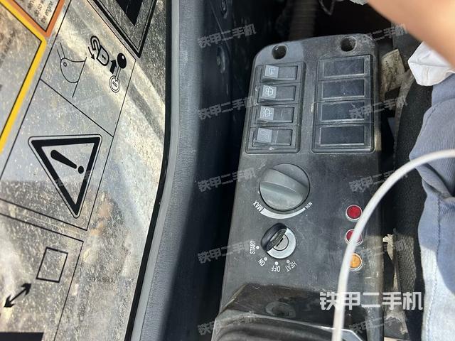 座椅左側(cè)控制臺/音響/含左手柄（駕駛室部分）