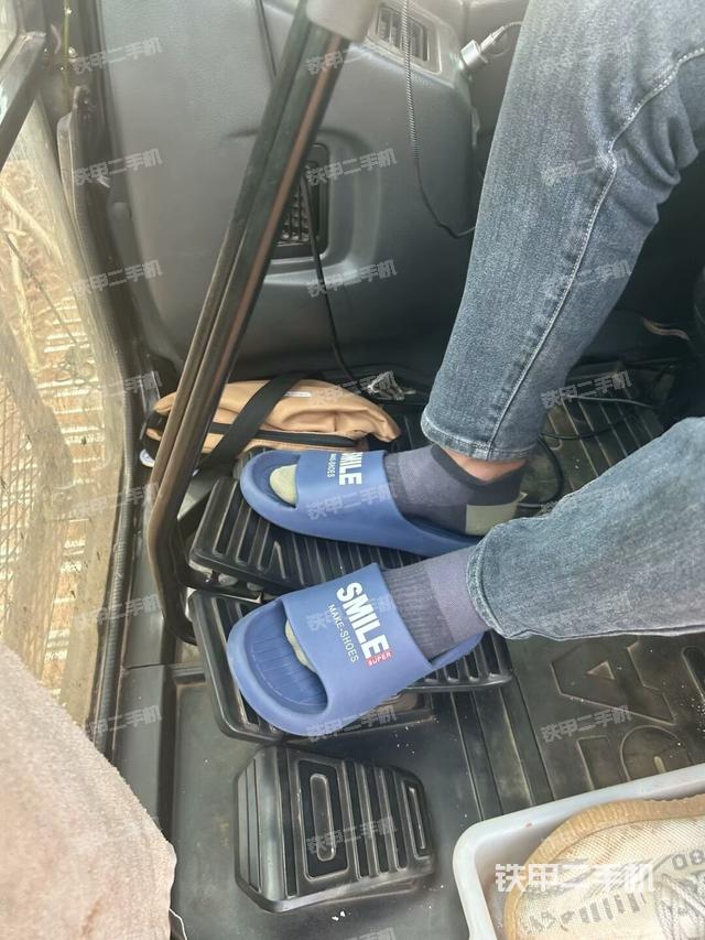 行走控制手柄和踏板?俯拍（駕駛室部分）