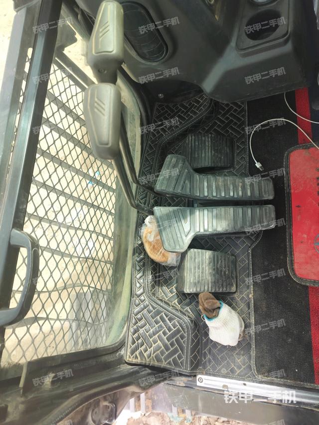 行走控制手柄和踏板?俯拍（駕駛室部分）