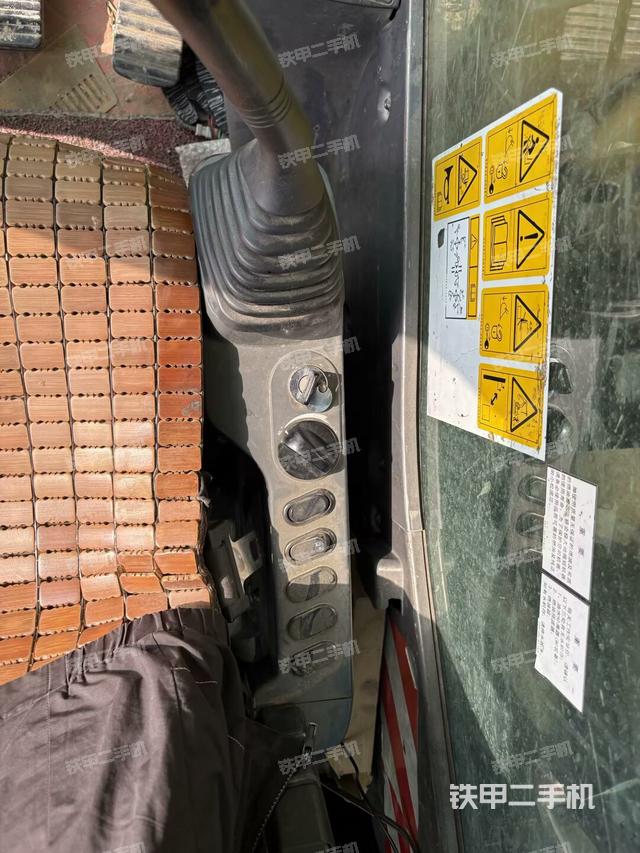 座椅右侧控制台/钥匙门/油门/含右手柄（驾驶室部分）