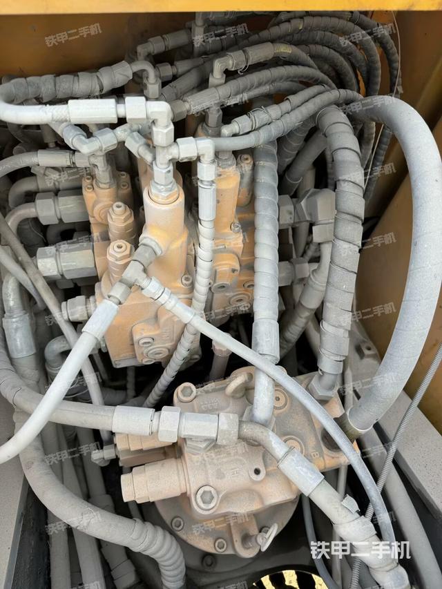 回轉(zhuǎn)馬達(dá)和主控閥（整機(jī)外觀）