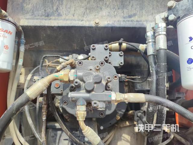 液压泵舱室正面整体（整机外观）