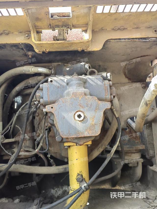 液壓泵艙室正面整體（整機外觀）