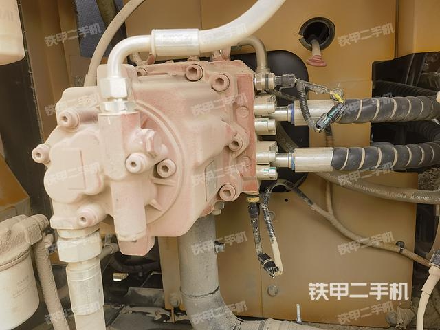 液壓泵艙室正面整體（整機外觀）