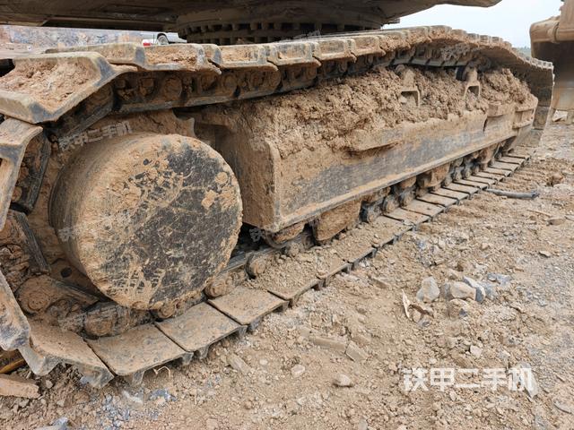 單側(cè)履帶整體(整機(jī)外觀(guān)) 單側(cè)履帶整體(整機(jī)外觀(guān))