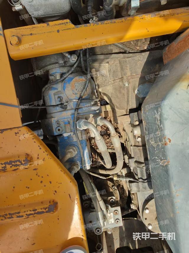 液壓泵艙室正面整體(整機(jī)外觀) 液壓泵艙室正面整體(整機(jī)外觀)