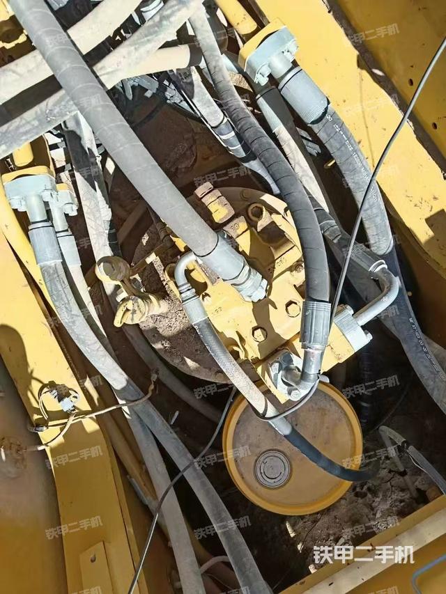 回轉(zhuǎn)馬達(dá)和主控閥（整機(jī)外觀）