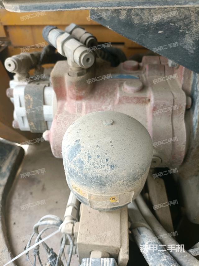 液壓泵艙室正面整體(整機外觀) 液壓泵艙室正面整體(整機外觀)