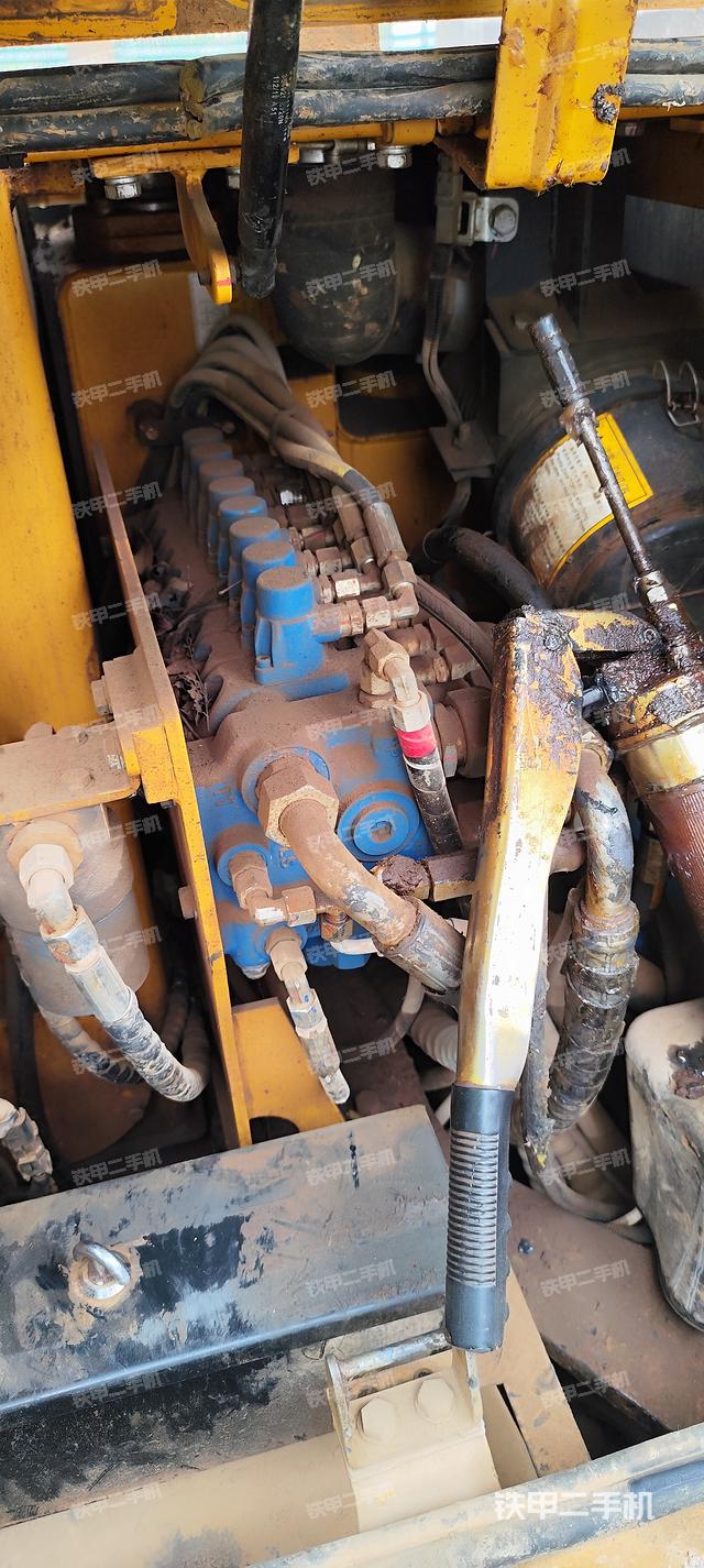 回转马达和主控阀（整机外观）