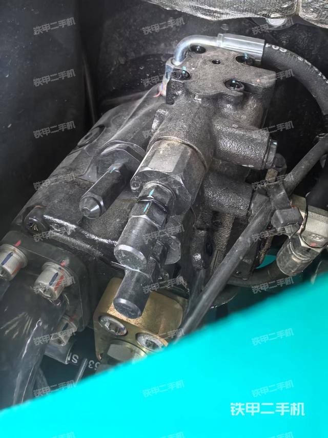 液壓泵艙室正面整體(整機(jī)外觀) 液壓泵艙室正面整體(整機(jī)外觀)