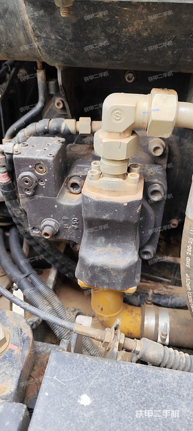 液压泵舱室正面整体（整机外观）