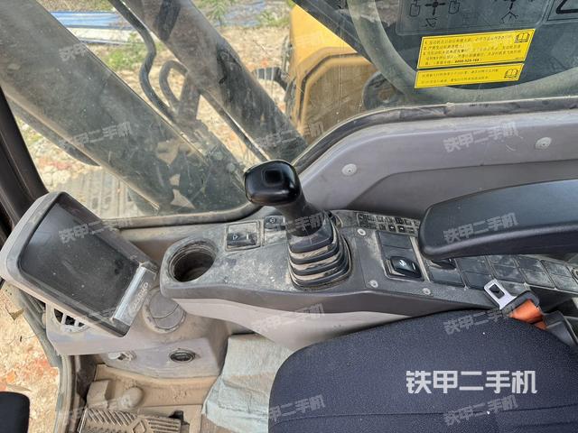 駕駛室整體(整機(jī)外觀) 駕駛室整體(整機(jī)外觀)