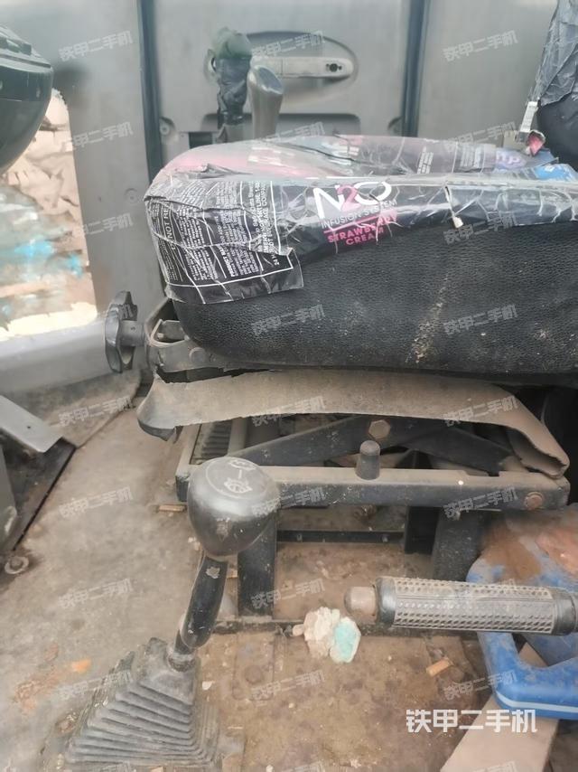 駕駛室操作臺(整機(jī)外觀及大件) 駕駛室操作臺(整機(jī)外觀及大件)