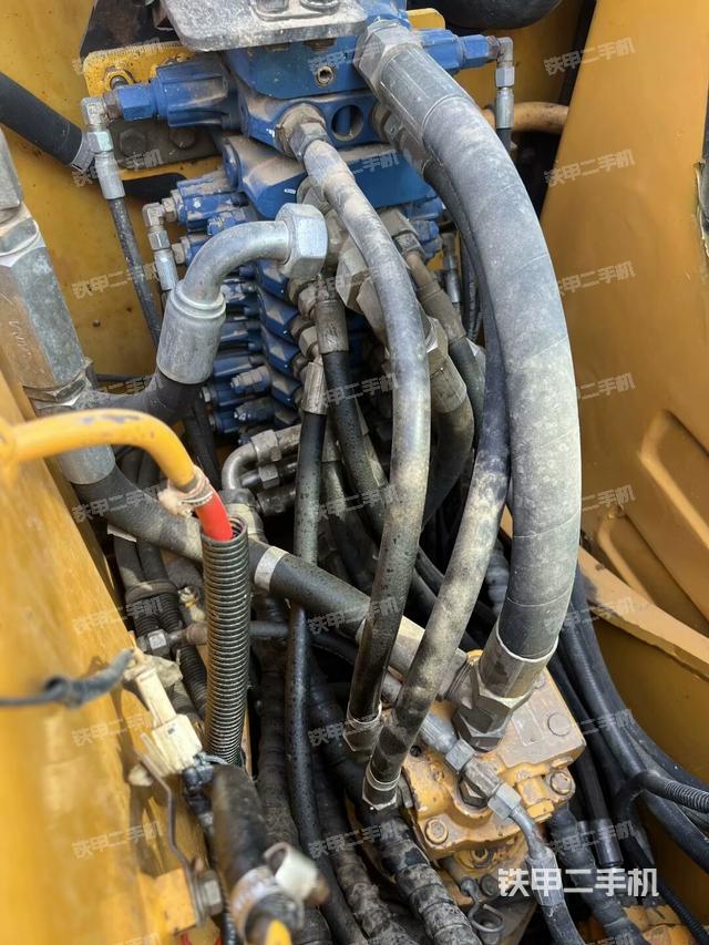 回轉(zhuǎn)馬達(dá)和主控閥（整機(jī)外觀）