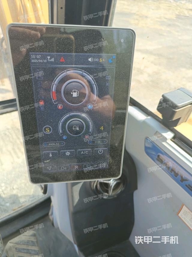 駕駛室整體(整機(jī)外觀) 駕駛室整體(整機(jī)外觀)