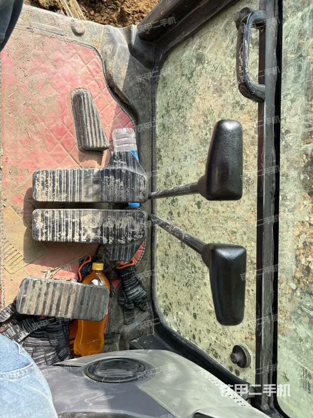 行走控制手柄和踏板 俯拍（驾驶室部分）