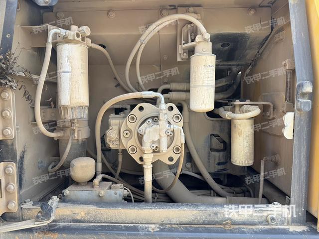 液壓泵艙室正面整體(整機(jī)外觀) 液壓泵艙室正面整體(整機(jī)外觀)