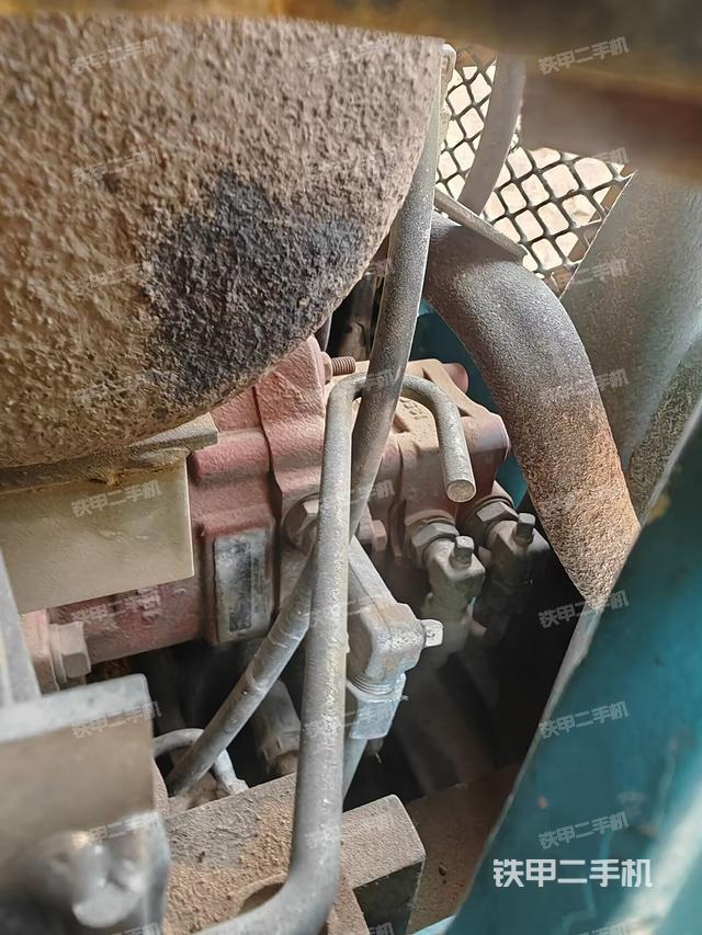 液壓泵艙室正面整體（整機外觀）