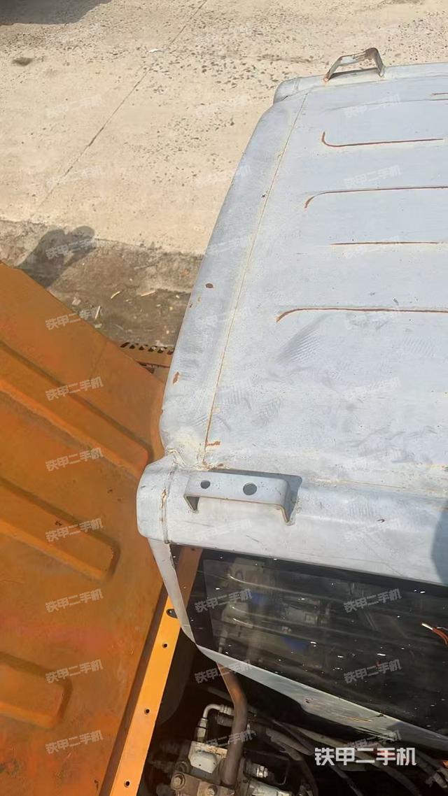 駕駛室頂部(整機(jī)外觀) 駕駛室頂部(整機(jī)外觀)