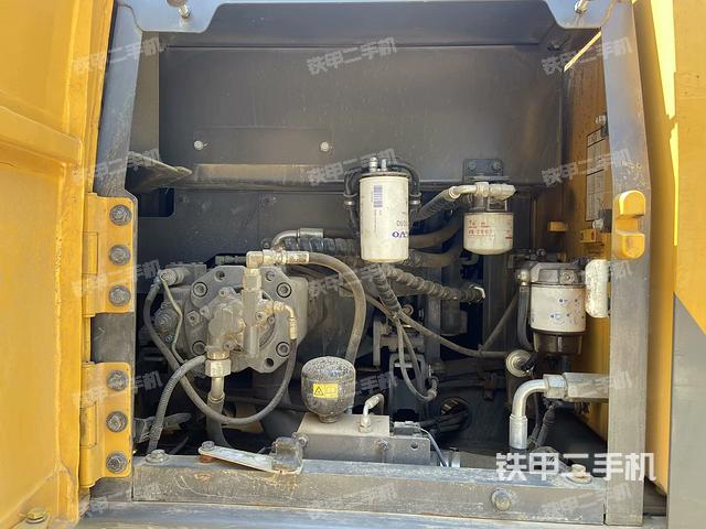 液壓泵艙室正面整體(整機(jī)外觀) 液壓泵艙室正面整體(整機(jī)外觀)