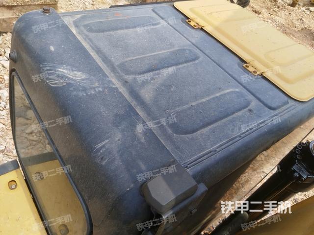 駕駛室頂部(整機(jī)外觀) 駕駛室頂部(整機(jī)外觀)