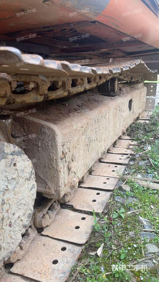 單側(cè)履帶整體(整機(jī)外觀) 單側(cè)履帶整體(整機(jī)外觀)