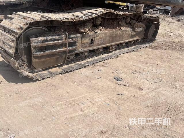 單側(cè)履帶整體(整機(jī)外觀) 單側(cè)履帶整體(整機(jī)外觀)