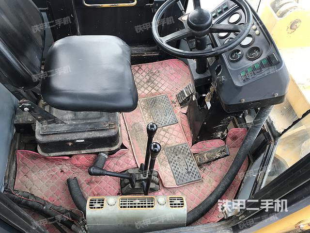 駕駛室工作臺(tái)(整機(jī)外觀及大件) 駕駛室工作臺(tái)(整機(jī)外觀及大件)