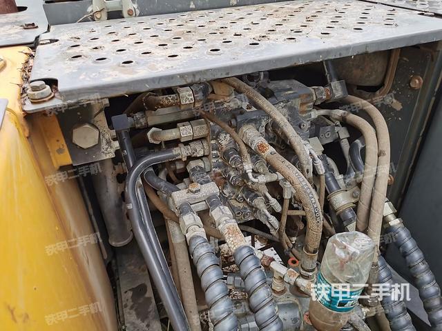 回轉(zhuǎn)馬達(dá)和主控閥(整機(jī)外觀) 回轉(zhuǎn)馬達(dá)和主控閥(整機(jī)外觀)