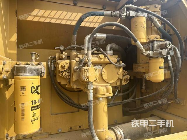 液壓泵艙室正面整體(整機外觀) 液壓泵艙室正面整體(整機外觀)