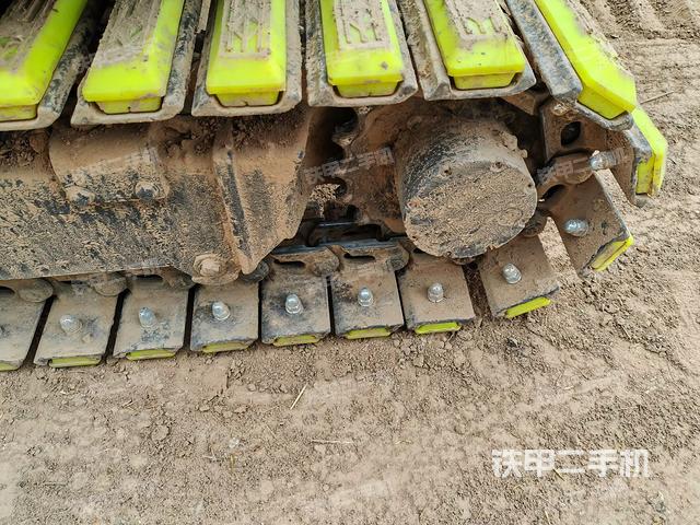 單側(cè)履帶整體(整機(jī)外觀) 單側(cè)履帶整體(整機(jī)外觀)