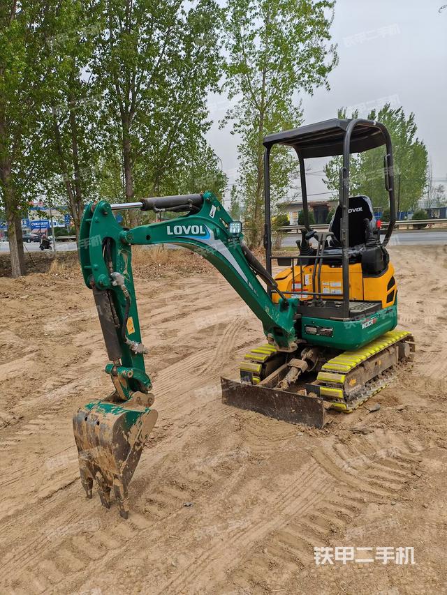 駕駛室整體(整機(jī)外觀) 駕駛室整體(整機(jī)外觀)