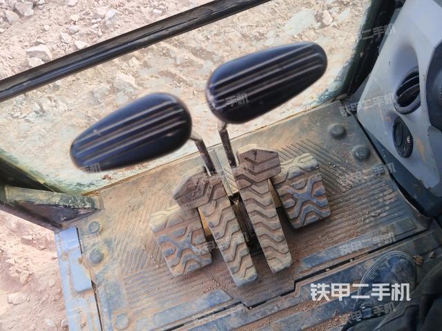 行走控制手柄和踏板?俯拍（駕駛室部分）