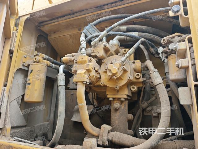 液壓泵艙室正面整體（整機(jī)外觀(guān)）