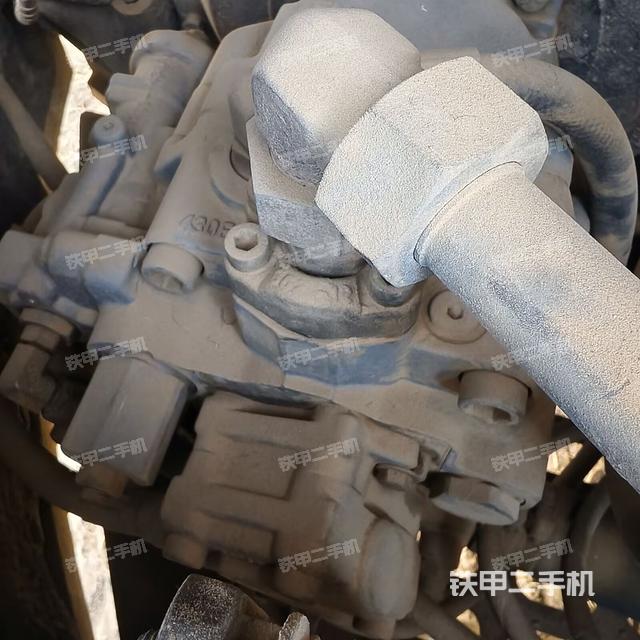 液壓泵艙室正面整體（整機外觀）