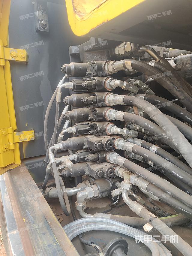 液压泵舱室正面整体（整机外观）