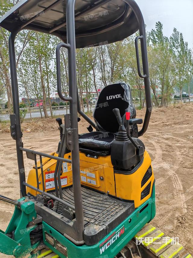 駕駛室頂部(整機(jī)外觀) 駕駛室頂部(整機(jī)外觀)