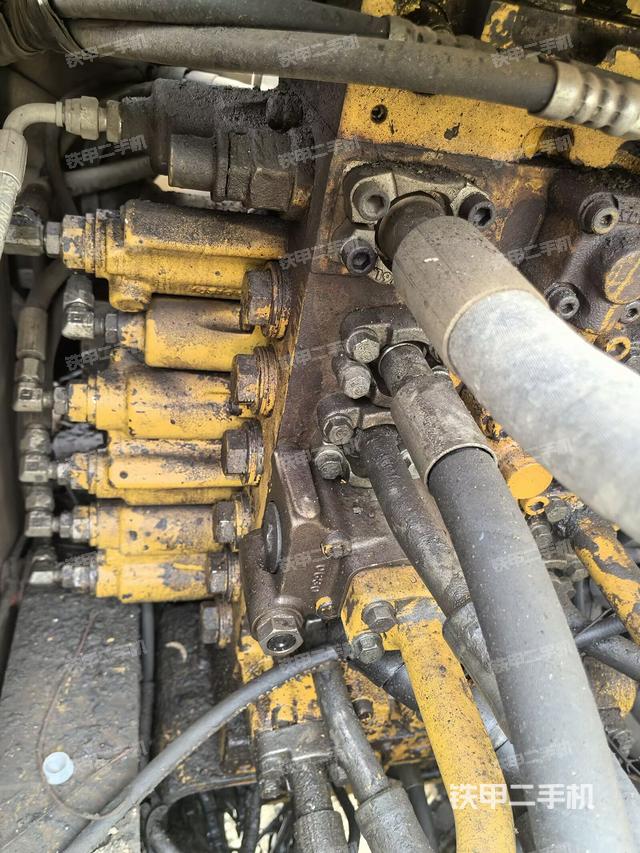 回转马达和主控阀（整机外观）