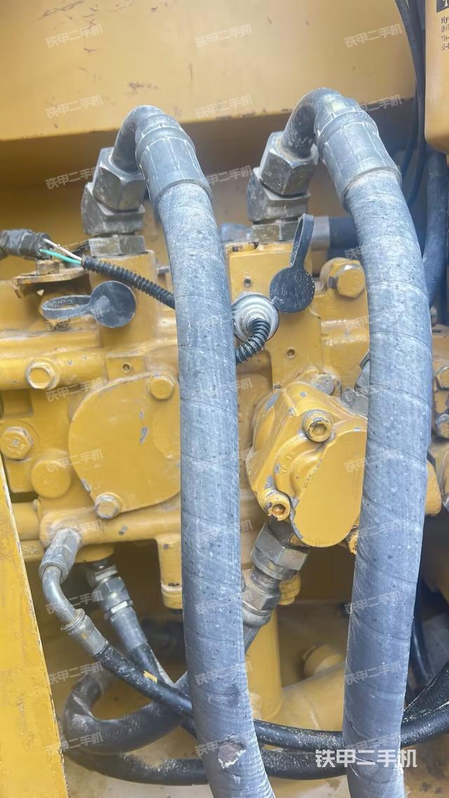 液压泵舱室正面整体（整机外观）