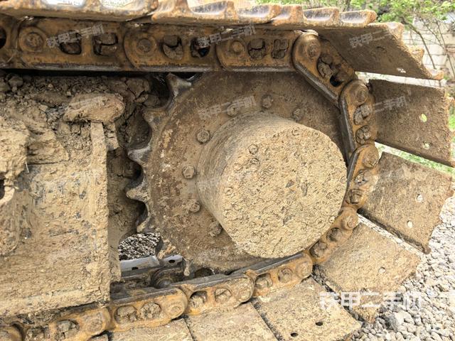 左驅(qū)動輪（行走機構(gòu)）