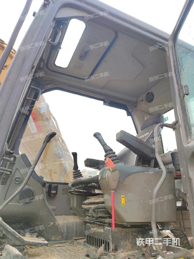 駕駛室整體(整機外觀) 駕駛室整體(整機外觀)