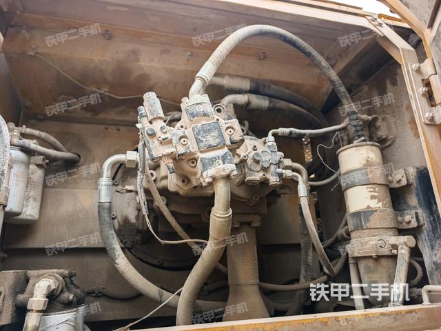液壓泵艙室正面整體(整機外觀) 液壓泵艙室正面整體(整機外觀)