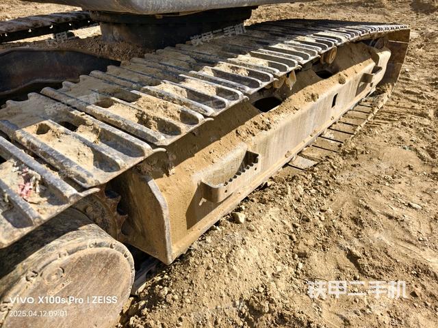 單側(cè)履帶整體(整機(jī)外觀) 單側(cè)履帶整體(整機(jī)外觀)