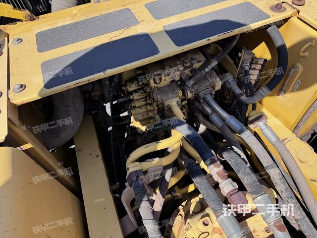 回轉(zhuǎn)馬達(dá)和主控閥（整機(jī)外觀）