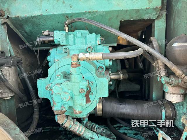 液壓泵艙室正面整體(整機外觀) 液壓泵艙室正面整體(整機外觀)