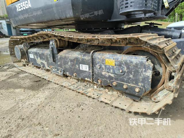 單側(cè)履帶整體(整機(jī)外觀) 單側(cè)履帶整體(整機(jī)外觀)