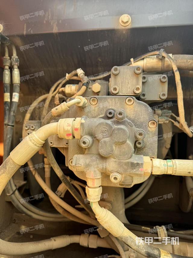 液压泵舱室正面整体（整机外观）