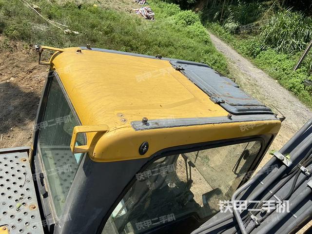 駕駛室頂部(整機(jī)外觀) 駕駛室頂部(整機(jī)外觀)