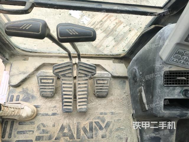 左后方玻璃角標(biāo)(駕駛室部分) 左后方玻璃角標(biāo)(駕駛室部分)