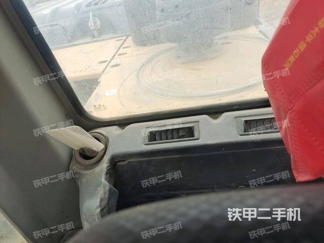 行走控制手柄和踏板?俯拍(駕駛室部分) 行走控制手柄和踏板?俯拍(駕駛室部分)